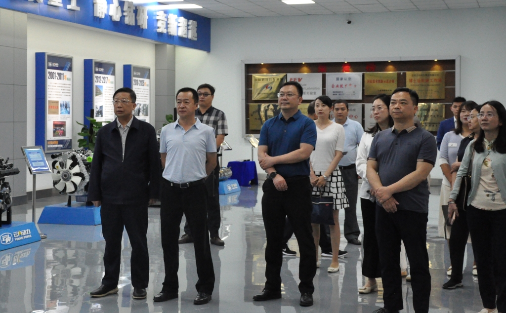 昆明市国资委党组书记王磊一行到云南IM体育动力集团有限公司开展调研